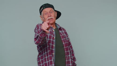 Mann lächelt aufgeregt und zeigt auf die Kamera und wählt den glücklichen Lottogewinner aus, der darauf hinweist, dass