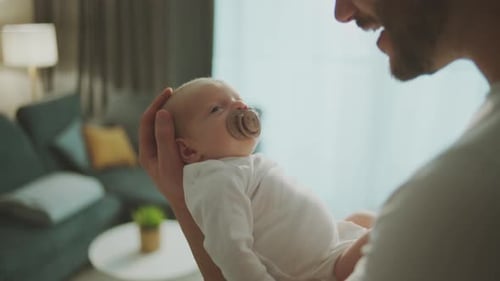 Glücklicher Vater spricht mit süßem Baby