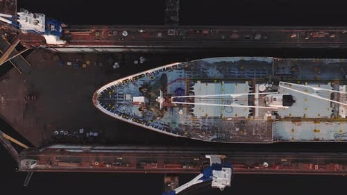 Luftaufnahme der Werft mit großem Schiff und Kränen in Riga, Lettland