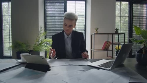 Konzentrierte Frau, die mit Papieren arbeitet Geschäftsfrau hat vor dem Wochenende Schilder auf Dokumente angebracht