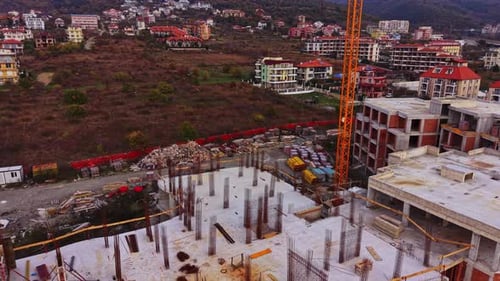 Sitio de construcción que muestra obras de cimentación en un área en desarrollo