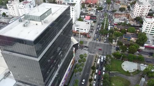 vista do drone subindo com vista do tráfego da cidade a partir da avenida principal nuñez de caceres santo domingo