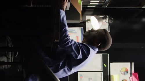 Vidéo verticale Des inspecteurs multiethniques résolvent des crimes
