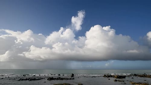 Bevor der Taifun kommt, ist die Küste mit wechselnden Wolken bedeckt.