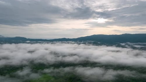 Wunderschöne Luftaufnahme der Tallandschaft am Morgen.