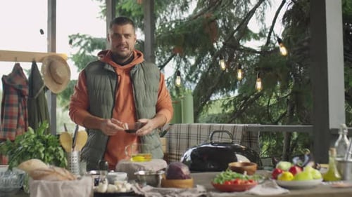 Chef masculino graba un vlog de cocina en una terraza exterior