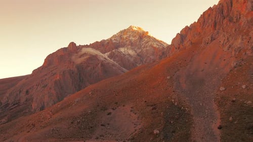 Turkiye Taurus Aladaglar: cadenas montañosas durante la puesta de sol, imágenes de Zumbido aéreo 4k de alta calidad