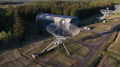 Antenne de radiotélescope observant la vue aérienne de l'univers