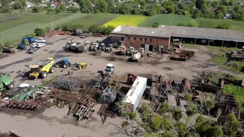 Luftbild des landwirtschaftlichen Maschinenparks auf der kleinen Farm im ukrainischen Dorf