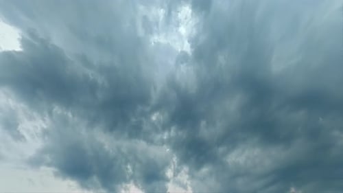 Ciel nuageux, météo changeante, ozone, gris magique
