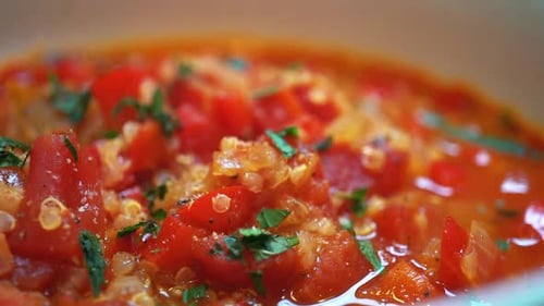 Vue macroscopique de la soupe de tomates turque dans un bol et prête à manger