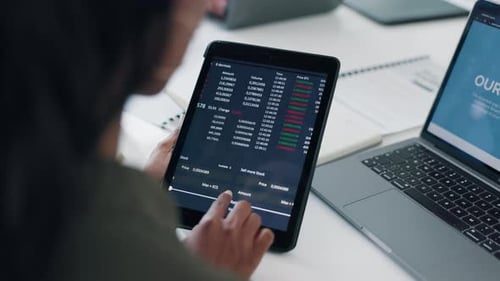 Mãos, tablet e mulher com análise do mercado de ações, experiência do aplicativo fintech e análise de dados para investimento