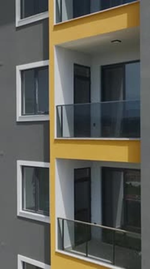 Trabalhadores verticais de vídeo isolando a fundação de uma propriedade premium em construção