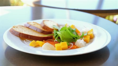 Assiette de nourriture avec pain, légumes et légumes-feuilles sur la table