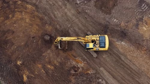 Bagger gräbt Dreck