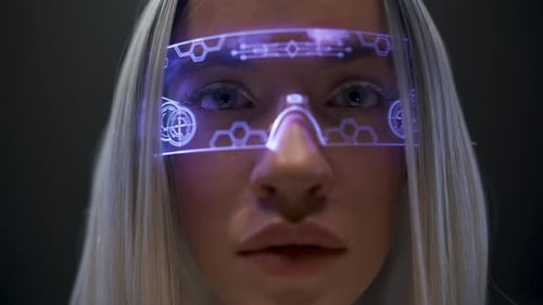 Futuristische VR-Brille Youngster Face Closeup. Kreative Frau schaut Kamera und genießt Holografie