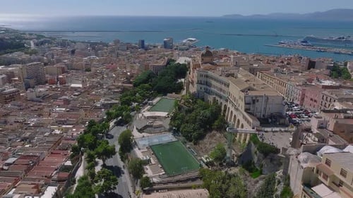 Vue aérienne du paysage urbain et de la proximité côtière de Cagliari