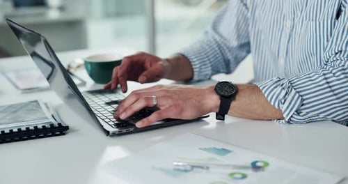 Laptop, digitação e mãos de um empresário no escritório para análise de dados, gráficos de orçamento e documentos