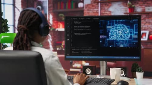 IT-Experte, der mit künstlichen, tiefen neuronalen Netzwerken arbeitet und Musik hört