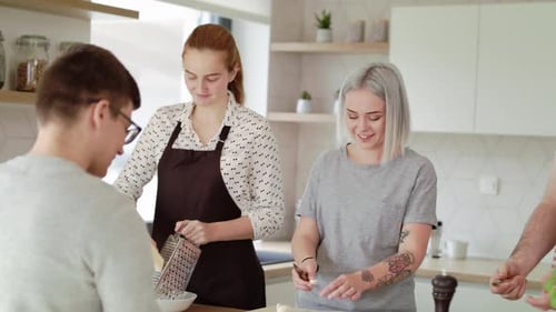 Gente cocinando junta en casa, concepto de casa compartida.