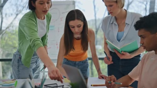 Une équipe de start-up en gros plan travaille ensemble dans Room Creative Collegères collaborant
