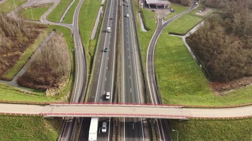 O viaduto liga estradas. Passarela que se estende por uma rodovia movimentada com rampas e caminhos de conexão
.
