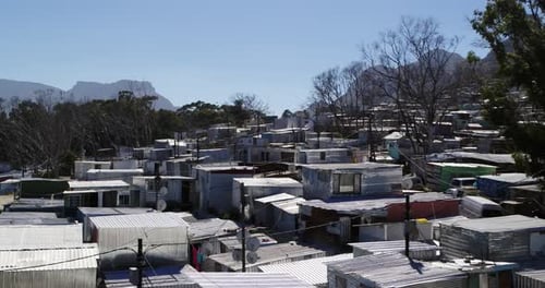 Toma aérea que muestra chozas de asentamientos informales o municipios de nueva construcción que acaban de ser reconstruidas