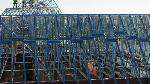 Elemente: Ein Industriedach, Installation eines neuen Daches auf einem Industriegebäude oder einer Lagerhalle, Luftbild