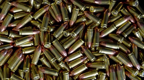Haufen von 9-mm-Kugeln, die sich in kreisförmiger Formation drehen, Nahaufnahme von oben nach unten, Ansicht der Munitionspatronen