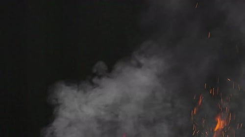 Feuer und Funken im Rauch