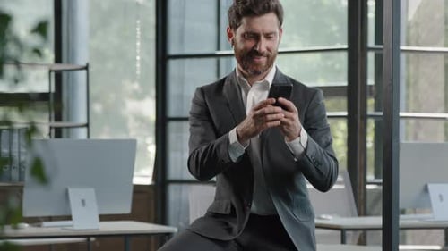Erwachsener beschäftigt bärtig 40er Jahre Geschäftsmann Chef Leader Director Mitarbeiter Unternehmer mit Smartphone