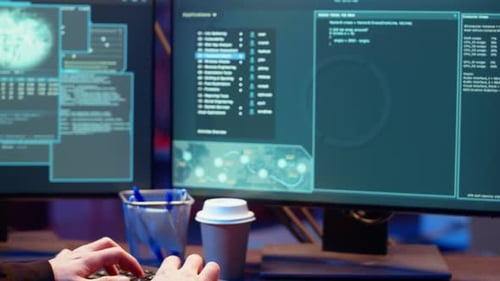 Hackers digitando no teclado em esconderijo pintado em grafite de perto