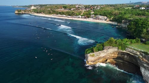 Luftaufnahme des Strandes mit malerischen Felsen und Surfern im Meer in Balangan Beach, Bali