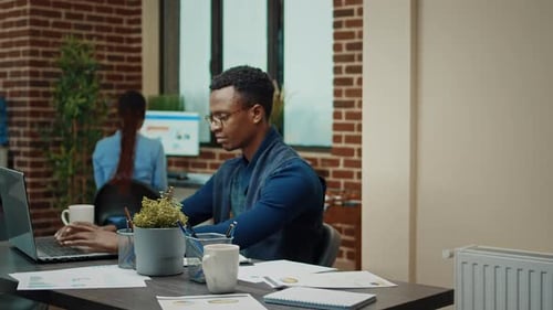 Homme d'affaires travaillant avec Startup Report