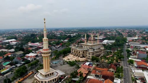 Al-Aqsa-Klaten-Moschee und Stadtbild, Zentral-Java, Indonesien. Annäherung aus der Luft