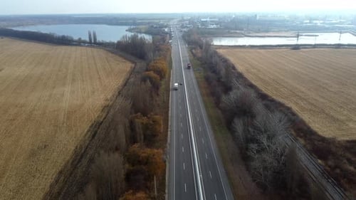 Autobahnfahren, Autos, Ackerflächen nach der Ernte, Seen am Herbsttag