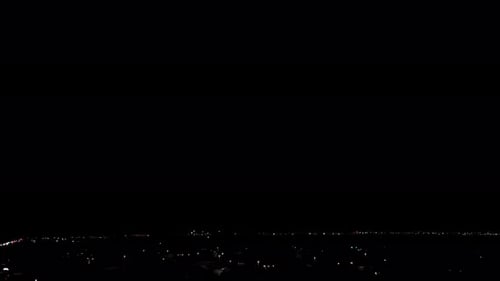 Imágenes en cámara lenta de una fuerte tormenta y relámpagos parpadeantes por la noche