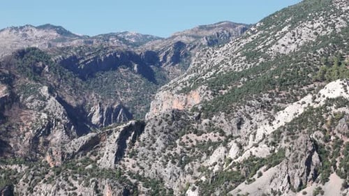 Rocas blancas grises expuestas salpicadas de arbustos bajos en las montañas de Tauro, Turquía