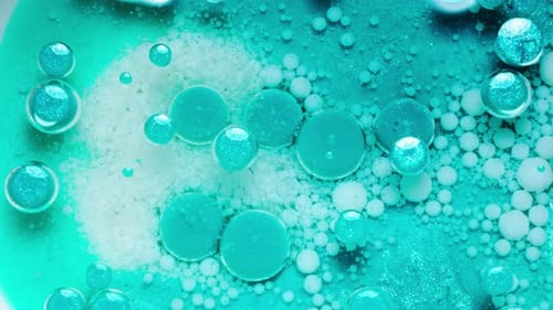 Tinta azul e formas líquidas dissolvidas na água, fotografadas com texturas abstratas suaves