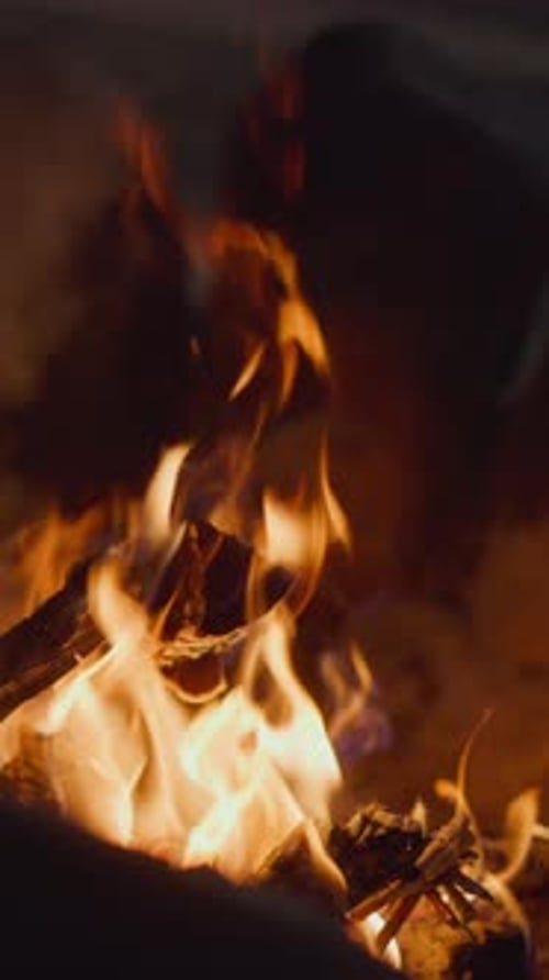 Burning Fire in the Darkness, Close-Up