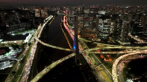 Ponte de teleférico na cidade noturna de São Paulo, Brasil.
