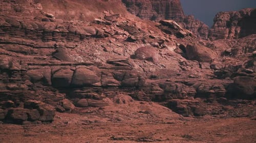 Dramáticas formaciones rocosas en un remoto paisaje desértico durante el crepúsculo