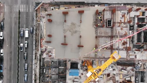 Ansicht von oben auf die Baustelle mit Baukranen