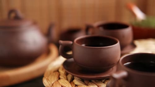 Cerimônia de chá tradicional, utensílio de chá asiático, servindo conjunto autêntico, pessoa servindo chá de Brown