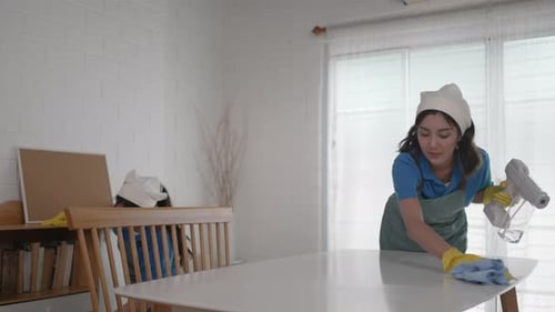Das saubere Wohnzimmer der Haushälterin.