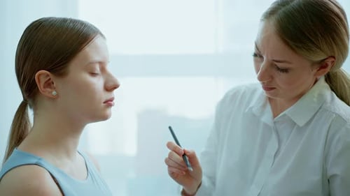 Visagistin arbeitet in ihrem Schönheitsstudio, Porträt einer Frau bei der Bewerbung durch einen professionellen Make-up-Meister