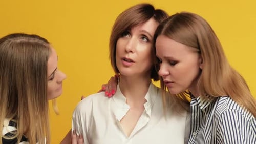 Apoyo femenino Cuidado familiar Hijas Madre triste