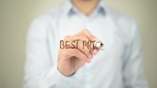 Bester Preis, Mann schreibt auf transparentem Bildschirm