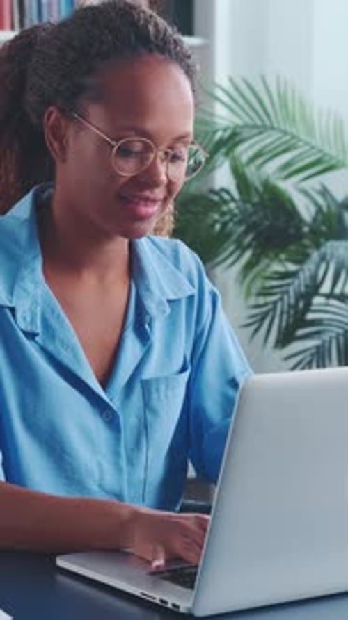 Une jeune femme s'engage dans un travail créatif dans un espace de travail lumineux et animé