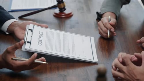 Los abogados explican y discuten asuntos de derecho y acuerdos contractuales a los clientes